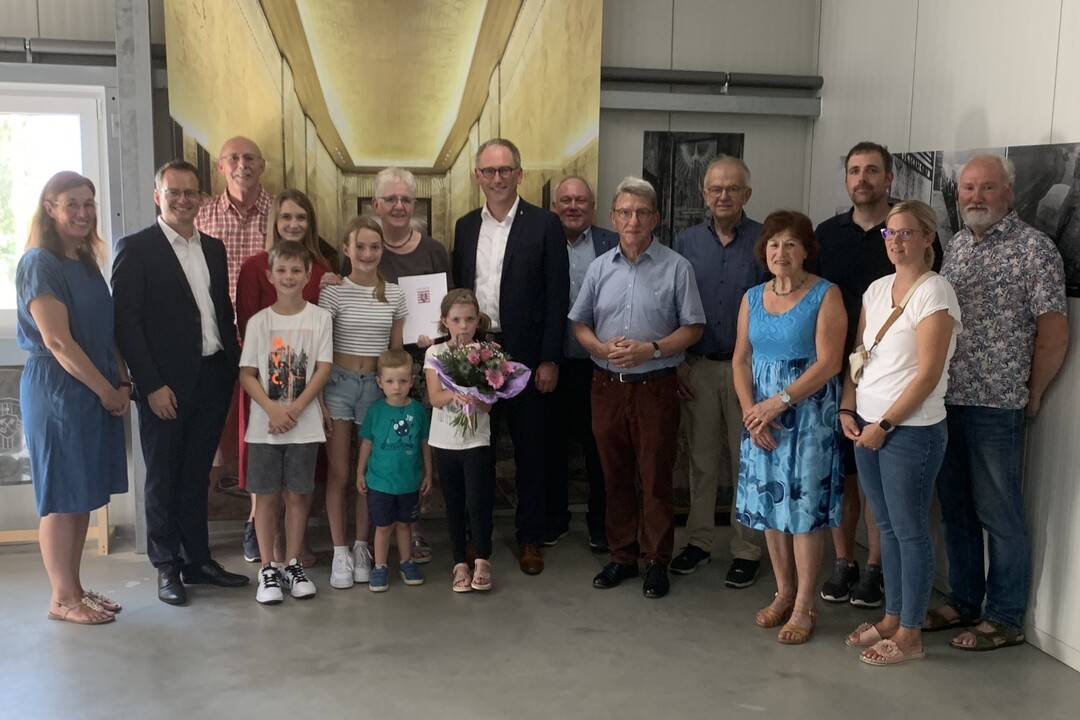 Überreichung des Landesehrenbriefs im Lahn-Marmor-Museum in Villmar (von links): Katrin Kremer, Landtagsabgeordneter Tobias Eckert, Gerold Alban, Benedikt Kremer, die Villmarer Bürgermeisterin Alicia Bokler, Emilia Kremer, Paul Alban, Ursula Alban, Marlene Alban, Landrat Michael Köberle, Wolfgang Behr, Rudolf Conrads, Hermann Hepp, Irmgard Rado, Philipp Alban, Ramona Alban und Ulrich Belz.